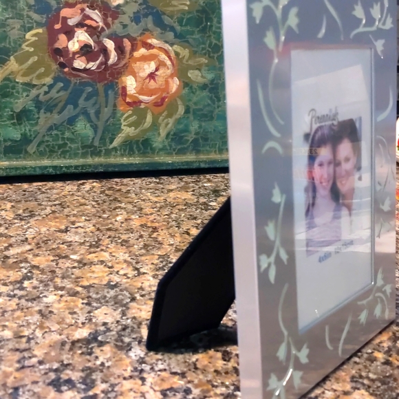 2/$10 Silver Frame with Notched Flowers NWOT 4x6 - Picture 6 of 6